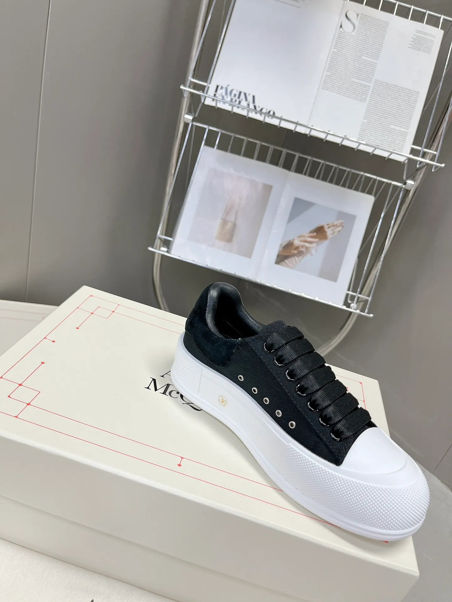 👟👟Ex-factory price 540👟👟 McQueen couple shoes, the latest Milan Fashion Week T-stage show debut in early spring and summer, unique and personalized design, super classy upper foot, round toe design allows the toes to be completely released. I spent a lot of money to buy multiple pairs of originals and dismantled them to make replicas. Many stars: Guli Nazha, Wu Lei, and Internet celebrity bloggers endorsed it, Xiaohongshu became a hit, and the counters were sold out! Fabric: Specially crafted cotton canvas/imported sheepskin, sheepskin lining, cowhide feet. Size: 35-44# (GL)
